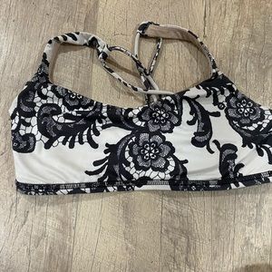 Brand: Lululemon
Size: 8
Color: black foral